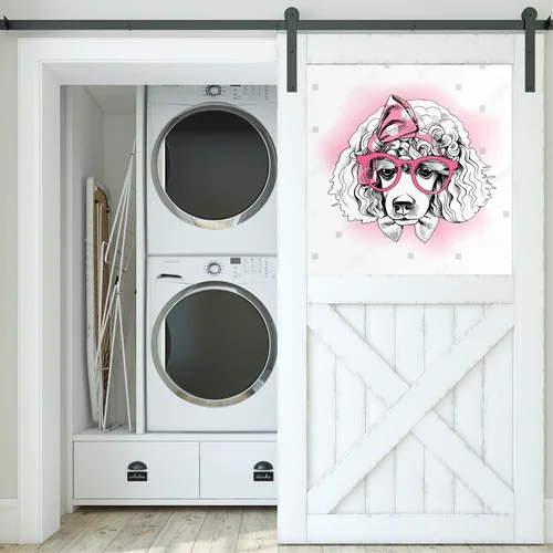 Uroczy portret poodle w różowej opasce