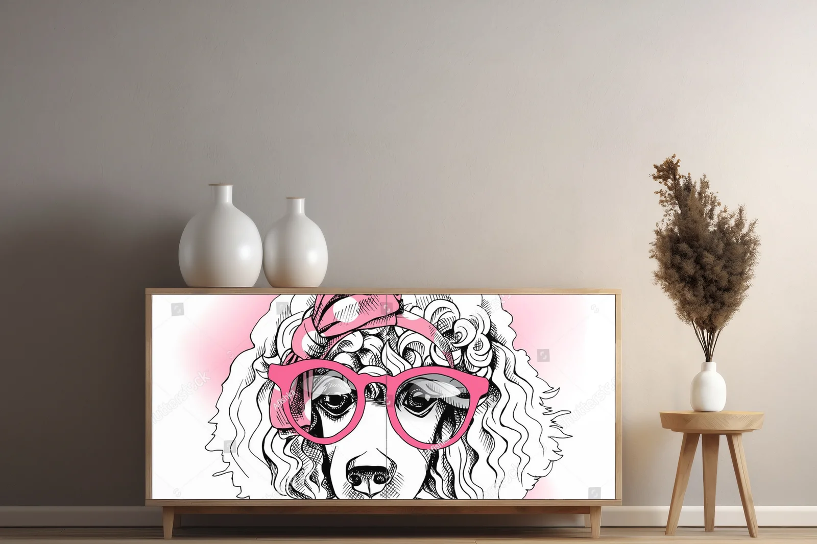 Uroczy portret poodle w różowej opasce