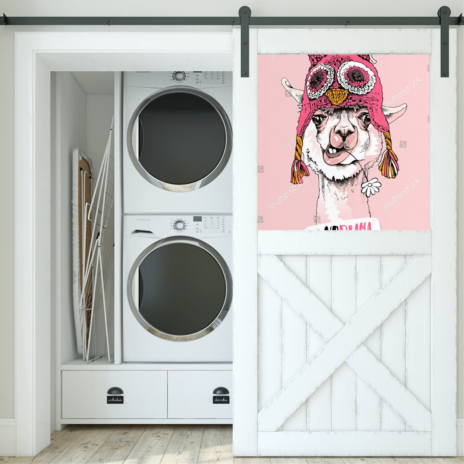 Radosny portret lamy w różowym kapeluszu