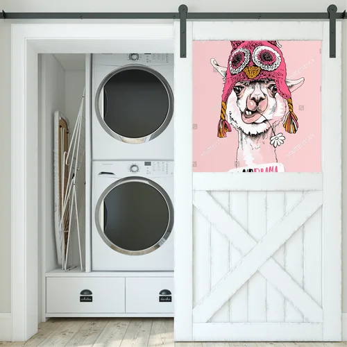 Radosny portret lamy w różowym kapeluszu