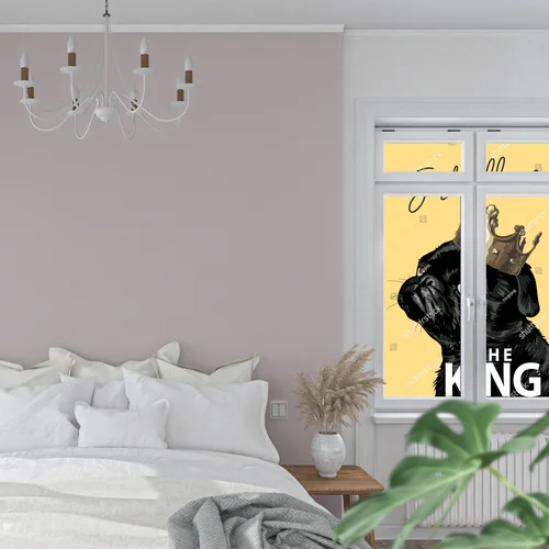 Królestwo uroku – czarny pug w złotej koronie