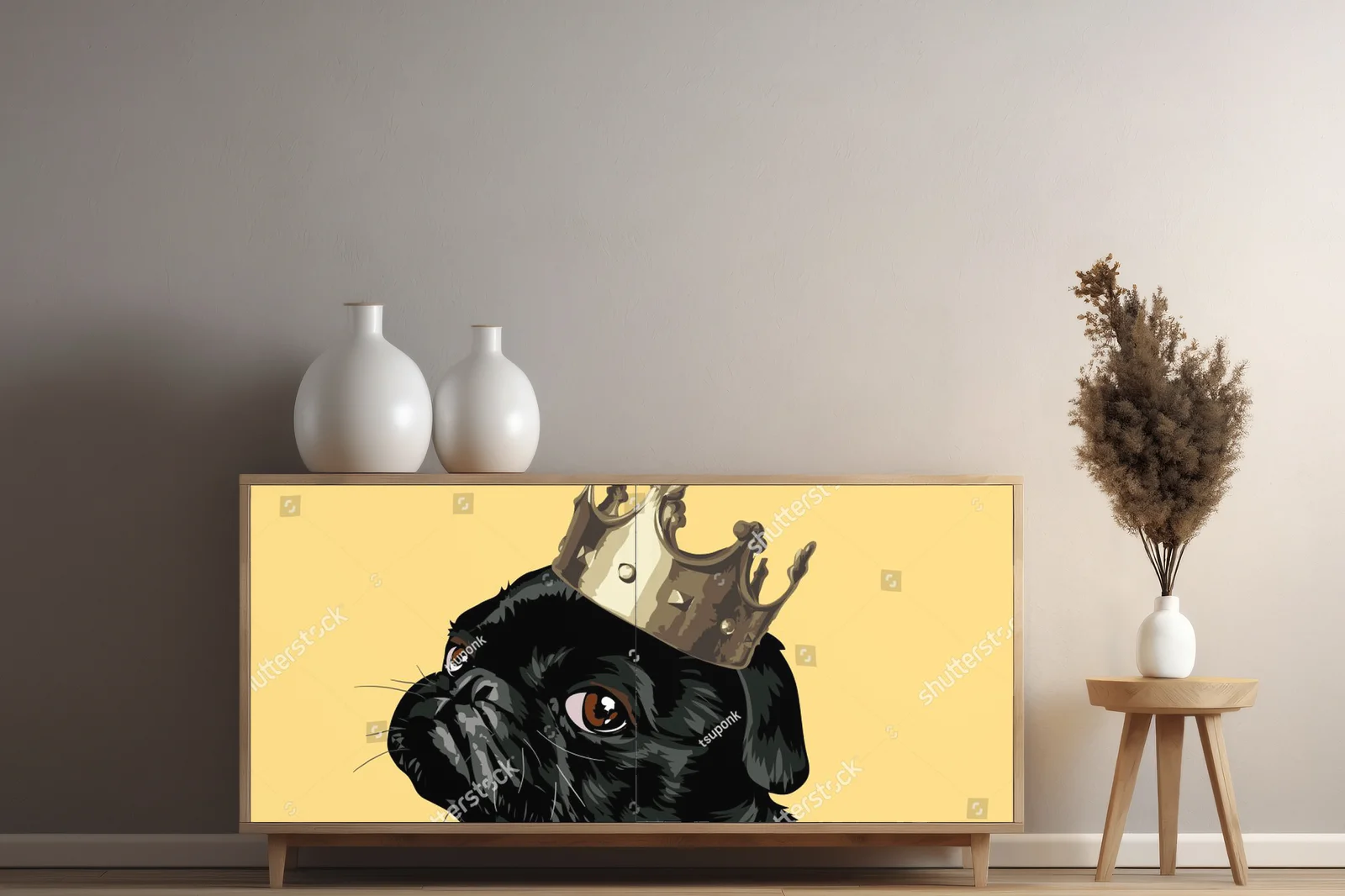 Królestwo uroku – czarny pug w złotej koronie